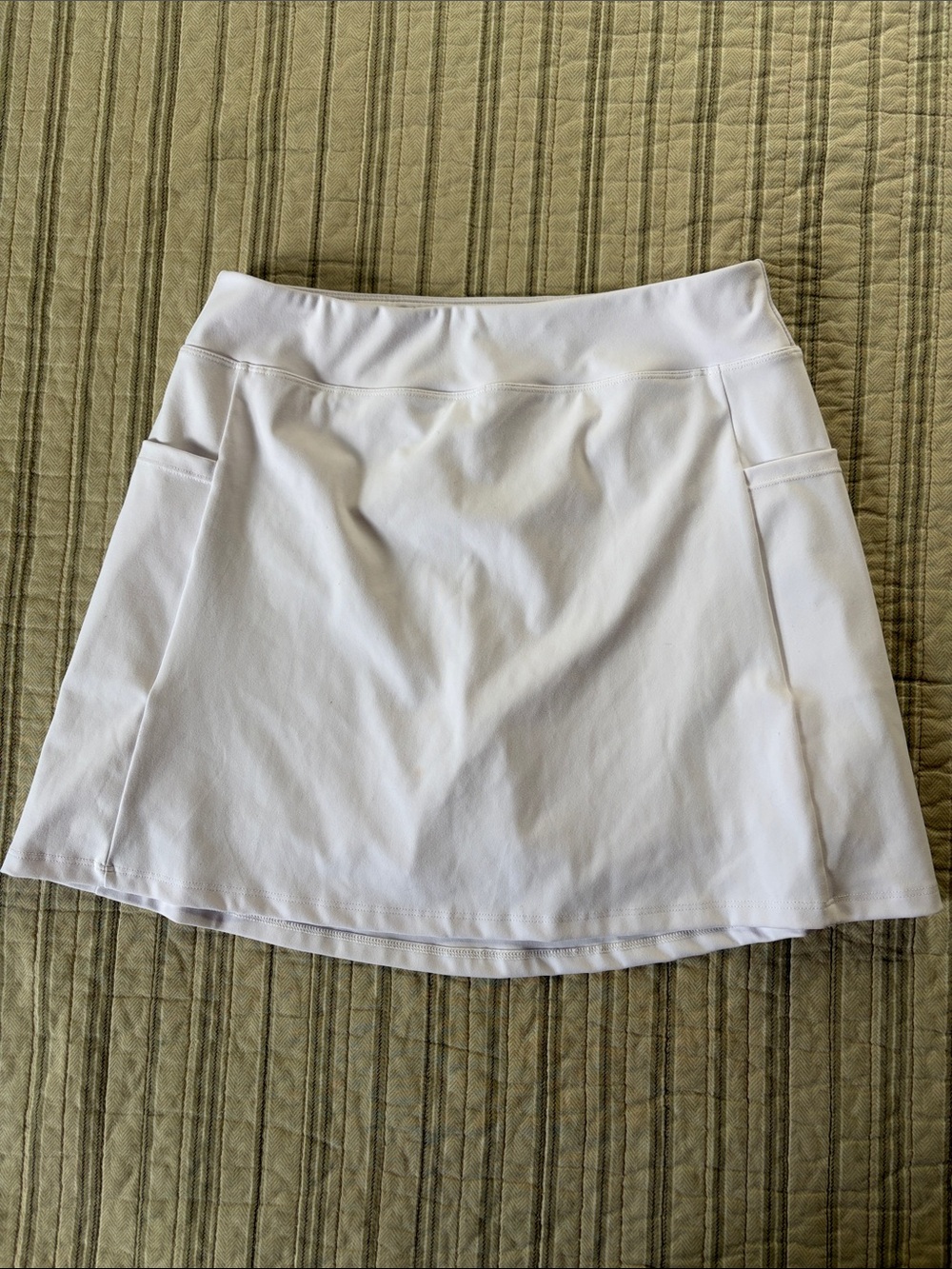 Women's medium White Active Skirt with shorts. Side Pockets & shorts pockets.